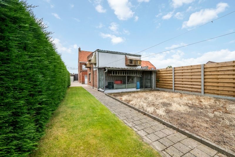 Ledegem-centrum. Sterk gebouwde half open bebouwing met 3 slaapkamers, bijgebouw en extra mogelijkheden. Perceel +/- 346m2. Te vernieuwen ! foto 2