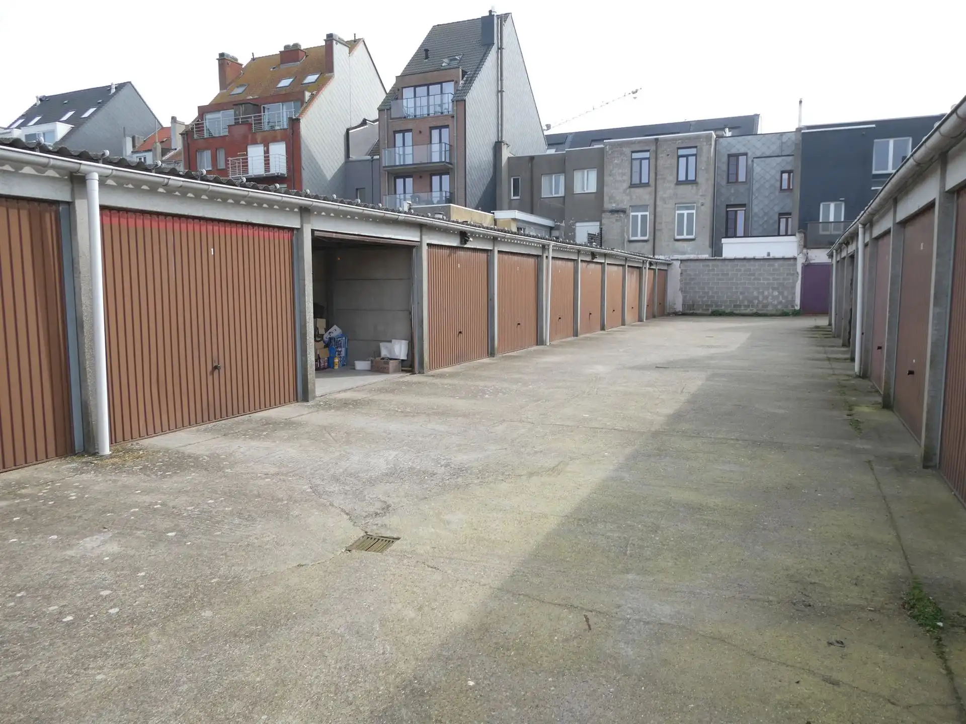 AFGESLOTEN GARAGE / VLAKBIJ CENTRUM foto 2