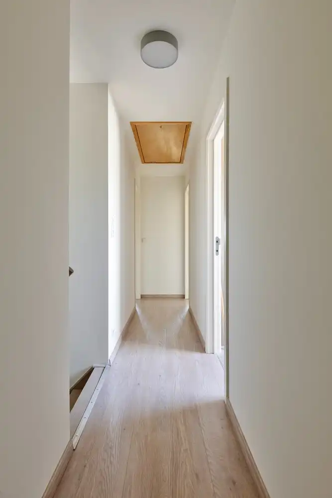 Residentieel gelegen villa met buitenzwembad, grote tuin en privacy. foto 20