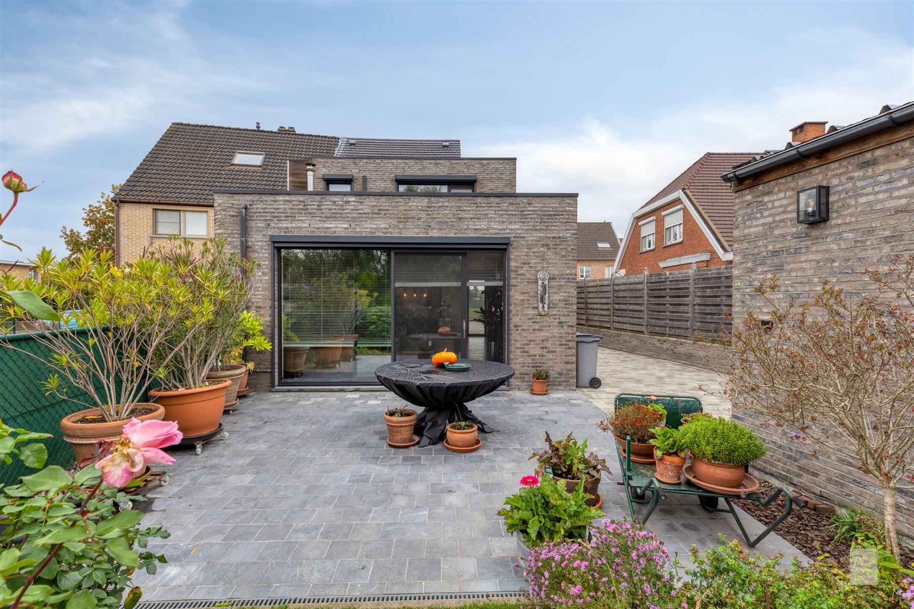 Recente halfopen bebouwing met 3 slaapkamers en garage foto 23