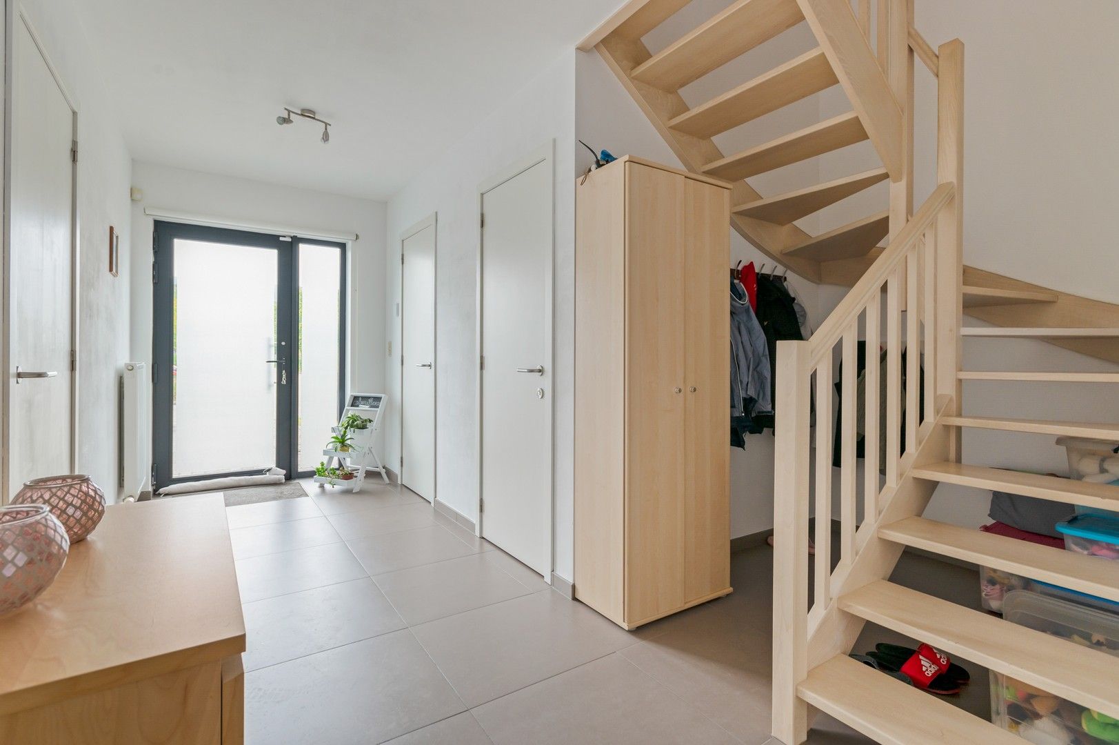 Instapklare halfopen woning met 4 slpk, tuin met zwembad foto 3