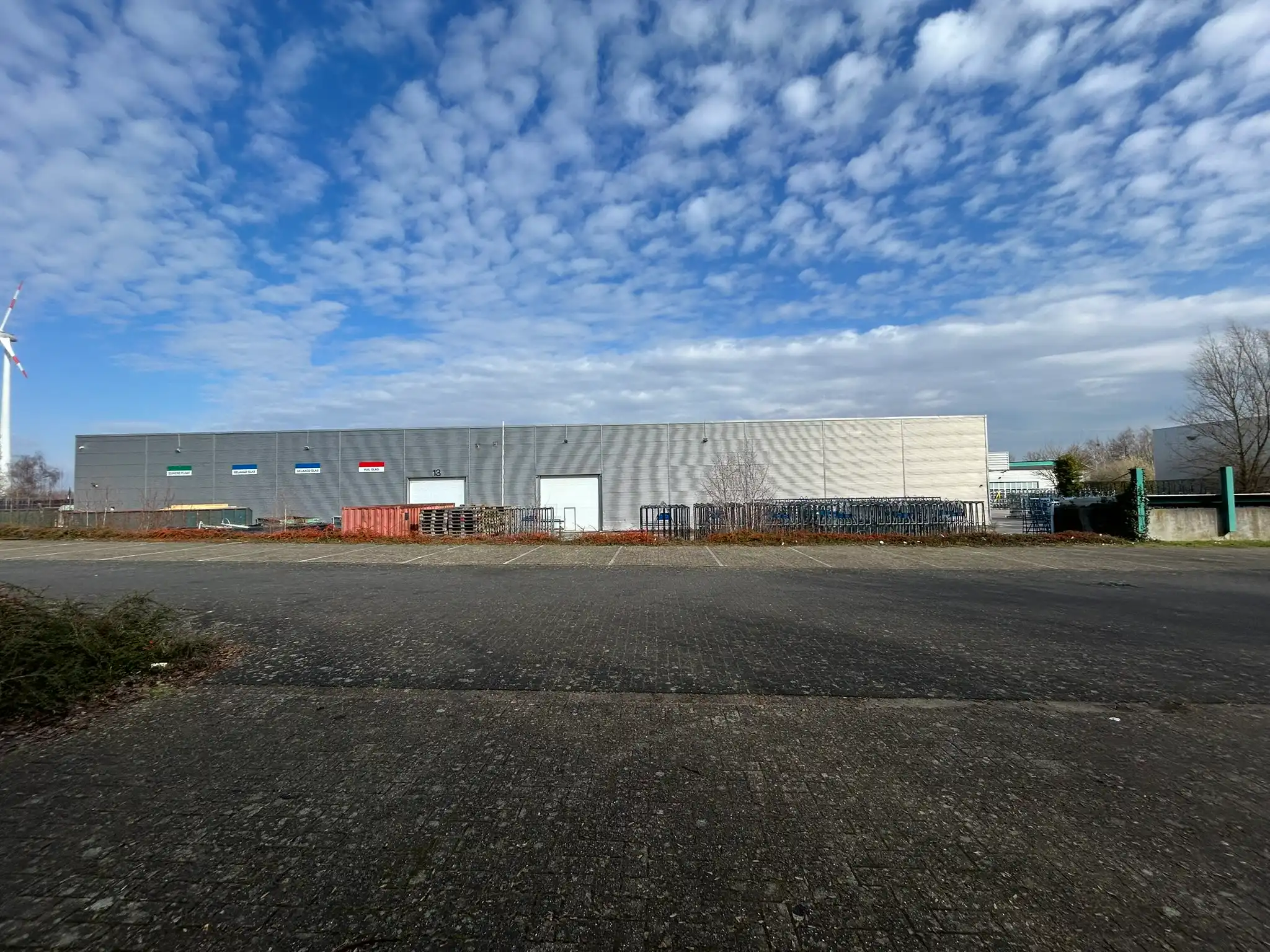 Uitstekend gelegen industrieel gebouw met kantoren op 272are foto 5