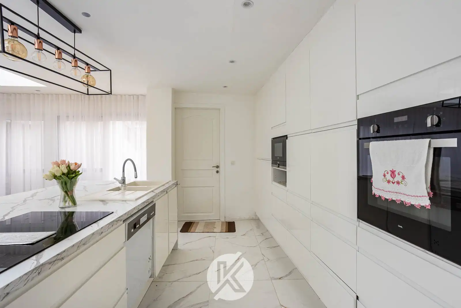 Veelzijdige woning op het dorpsplein foto 15