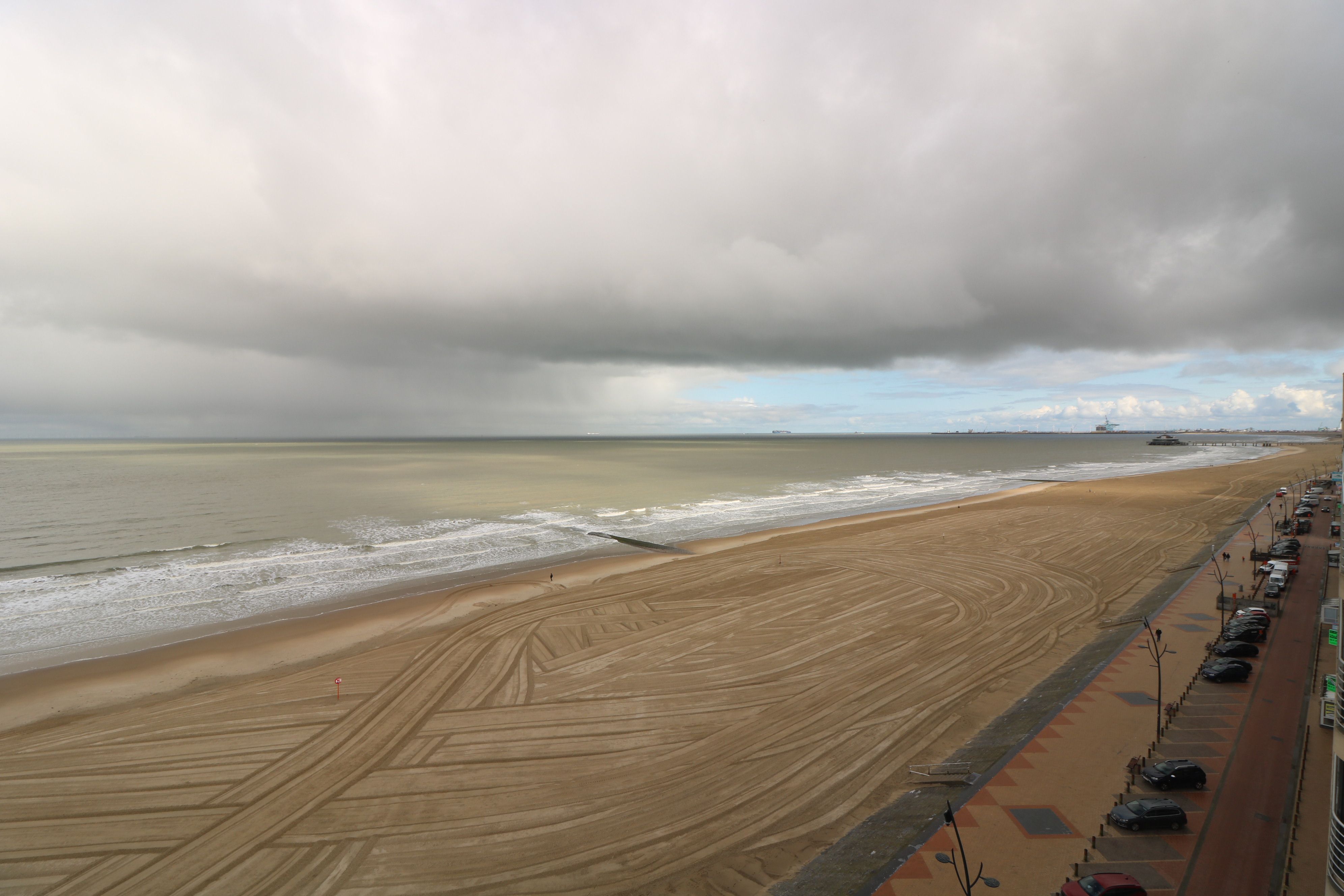 Instapklaar hoekappartement met 2 slaapkamers en fenomenaal zeezicht. foto 8