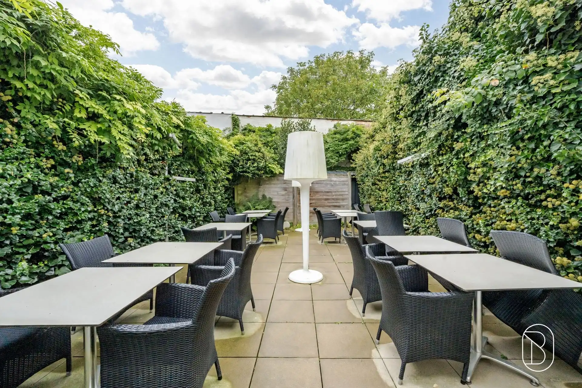 Mooi ingerichte horecazaak met terras en 2 woonsten! foto 2