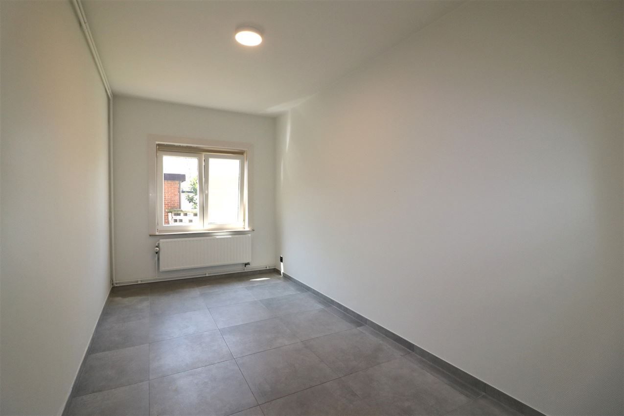 Volledig vernieuwd gelijkvloers app. met 2 slpk. en afgesloten garage foto 23