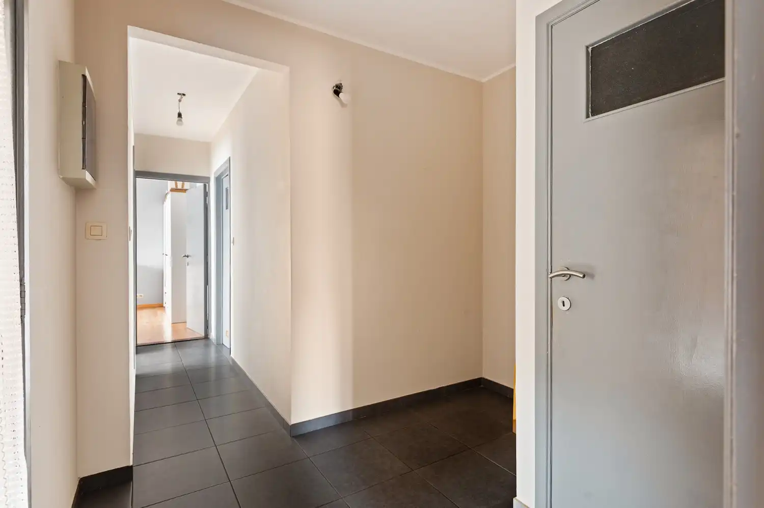 Appartement met 2 slaapkamers en 2 garages in de Unitas Wijk! foto 3