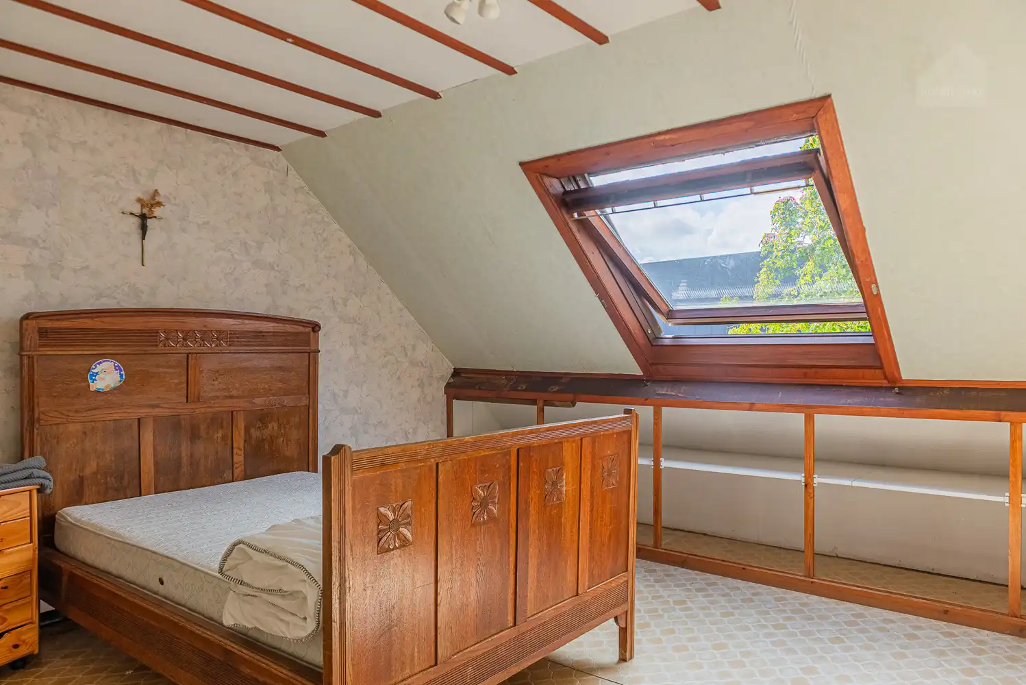 Charmante woning met 6 slaapkamers, garage en gezellige tuin op 695 m² foto 22