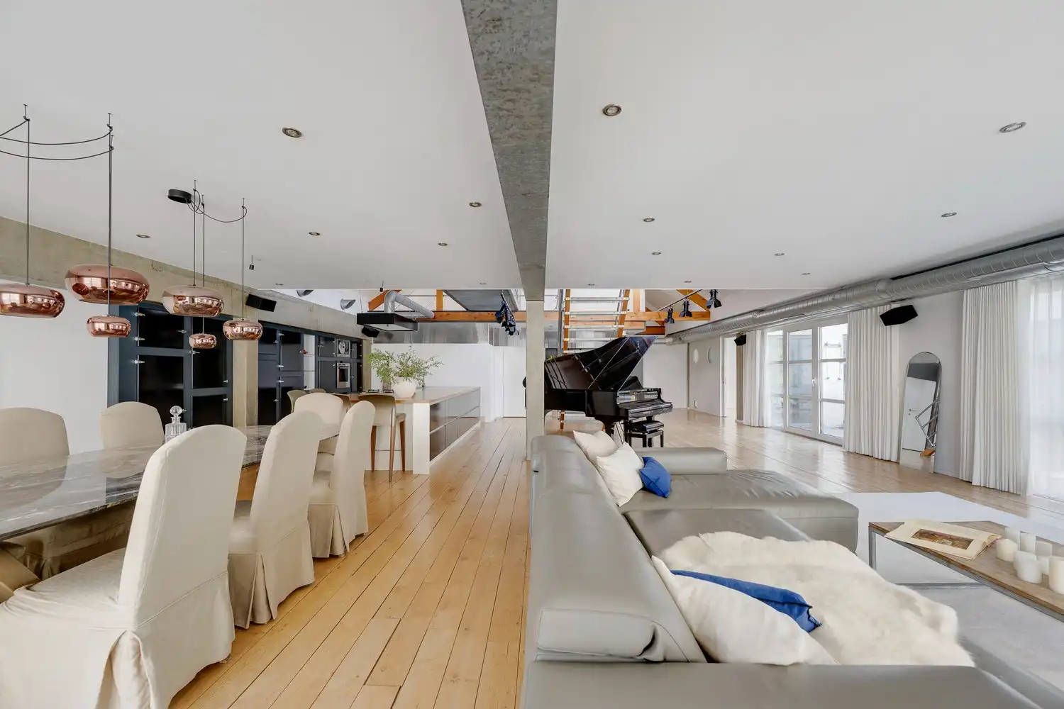 Ruime loft met 5 slaapkamers! foto 6