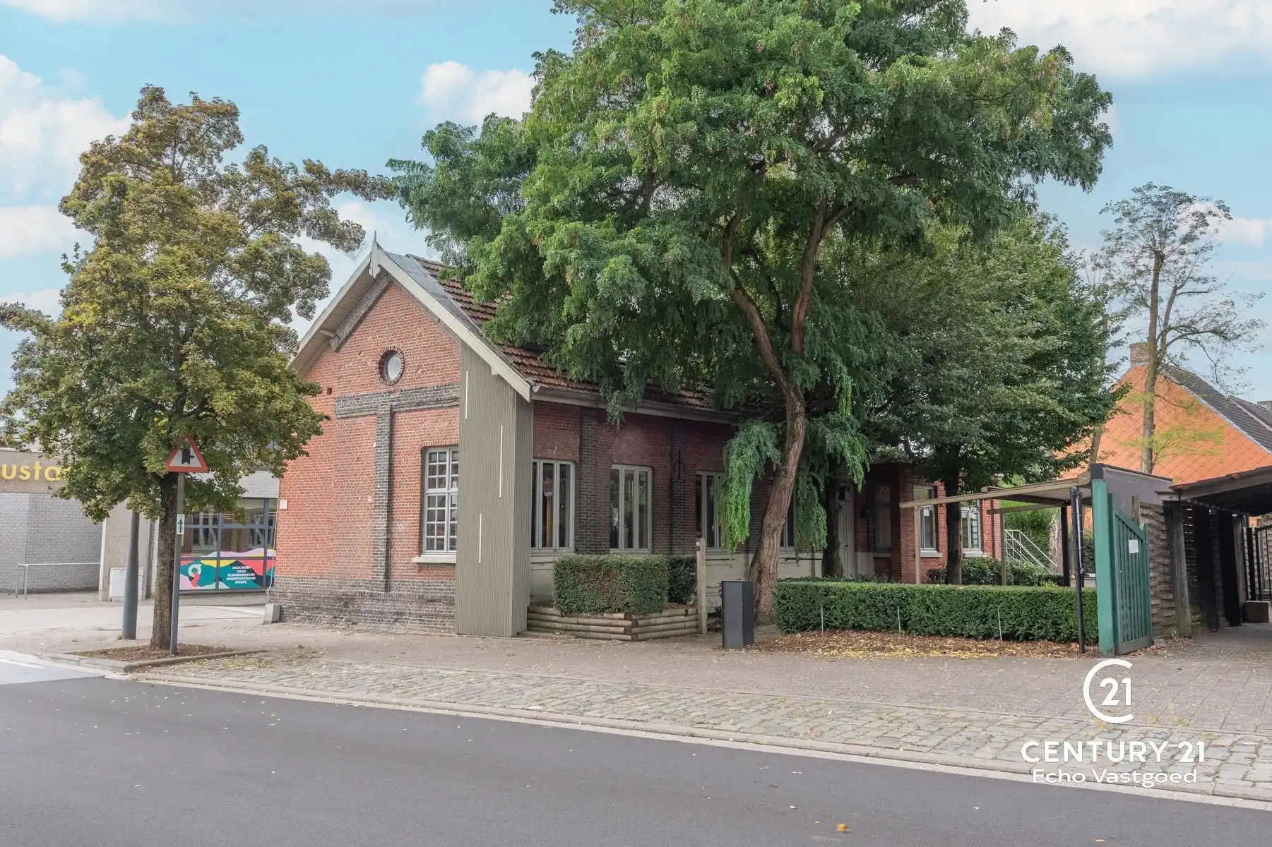 Multifunctioneel handelspand met privéparking op topligging! foto 3