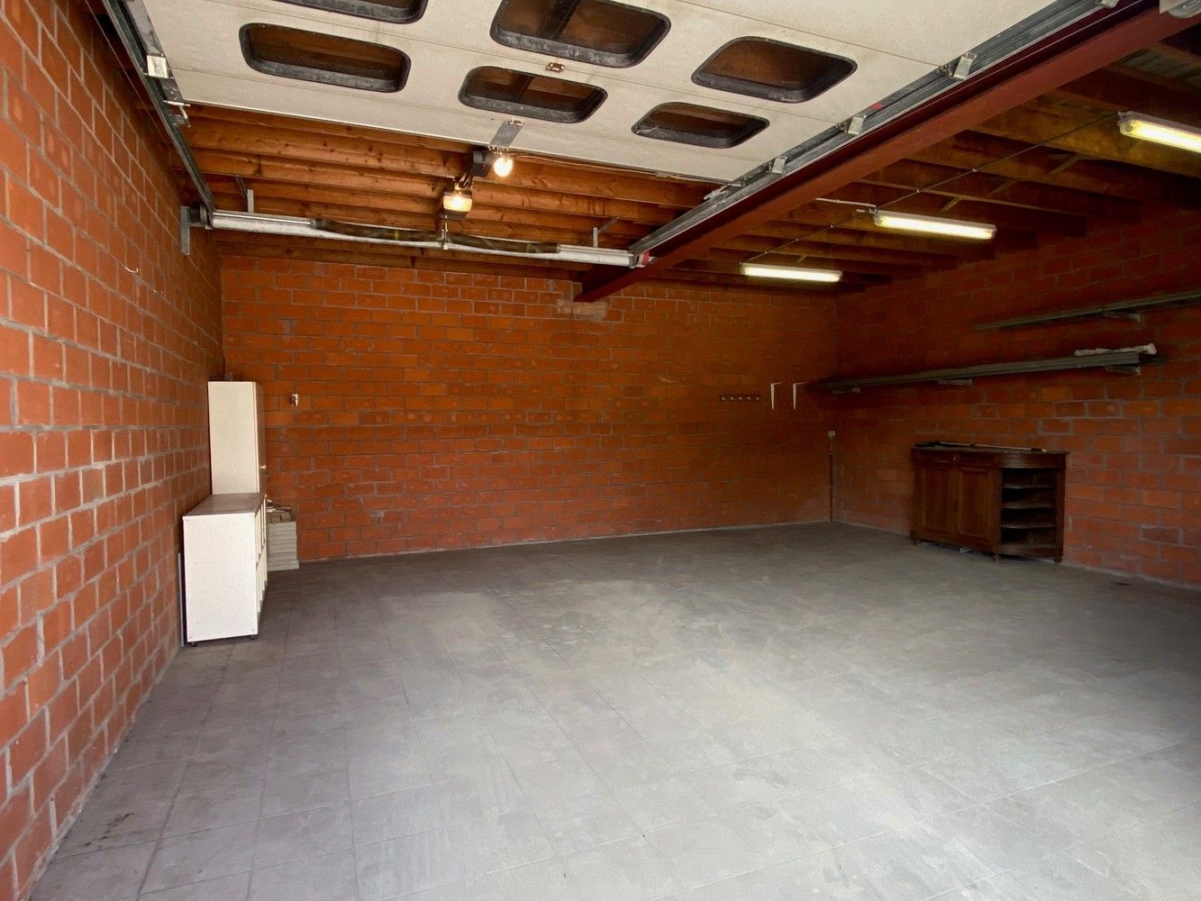 Ruime halfopen gezinswoning met grote garage/atelier (+/- 60m²) op een strategische ligging. foto 3