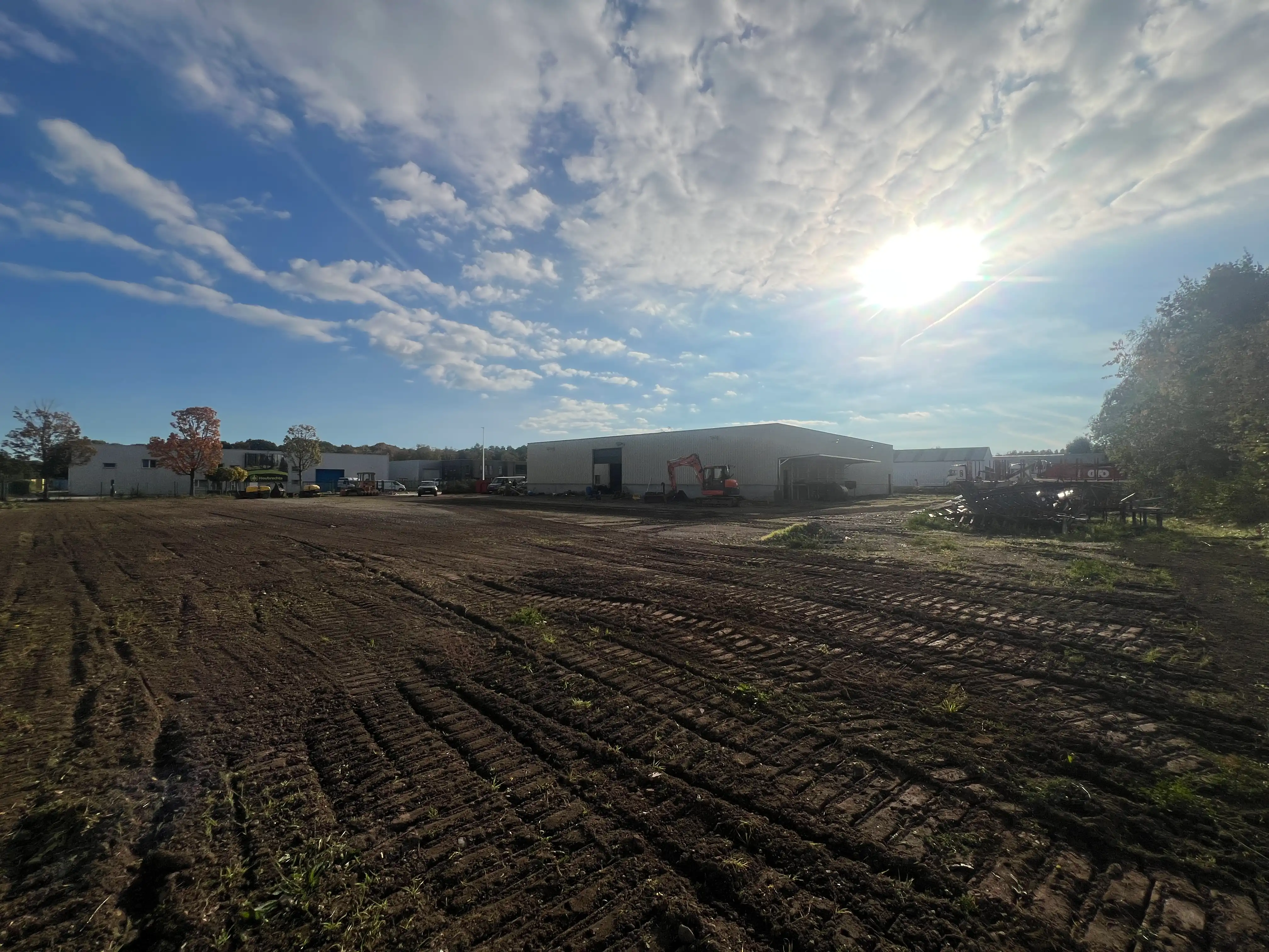 Bedrijfsgebouw te koop in Oudsbergen met buitenopslag foto 3