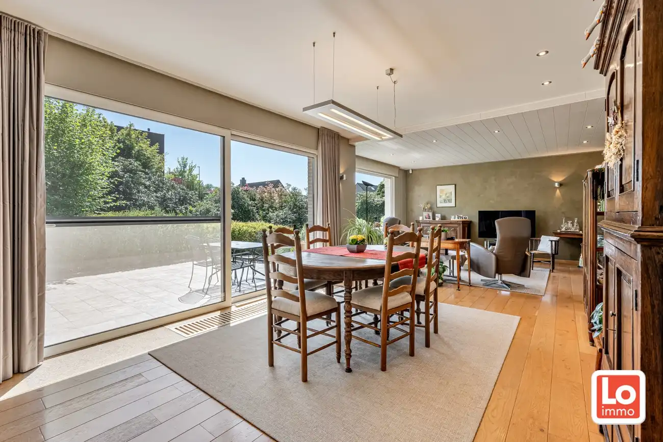 Instap klare open woning met ruime inpandige garage en gezellige tuin op een rustige locatie en toch nabij het centrum van Lochristi! foto 8