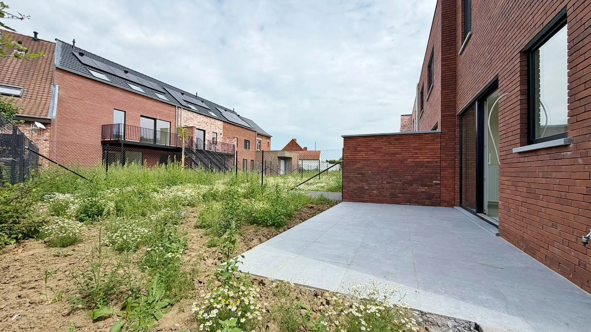 Energiezuinige halfopen bebouwing met twee parkeerplaatsen, rustig en heel centraal gelegen.  foto 19
