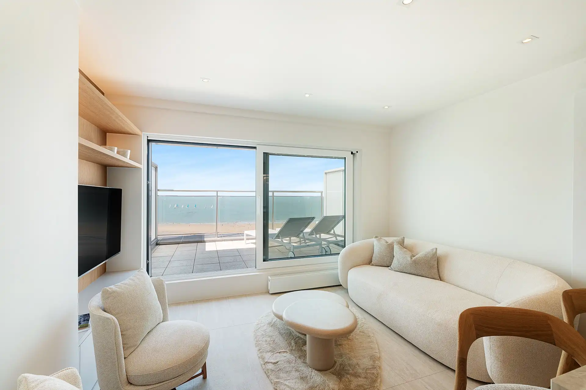 Prachtig gerenoveerd penthouse met panoramische zichten en zonnige ruime terrassen gelegen op de Zeedijk te Duinbergen foto {{pictureIndex}}