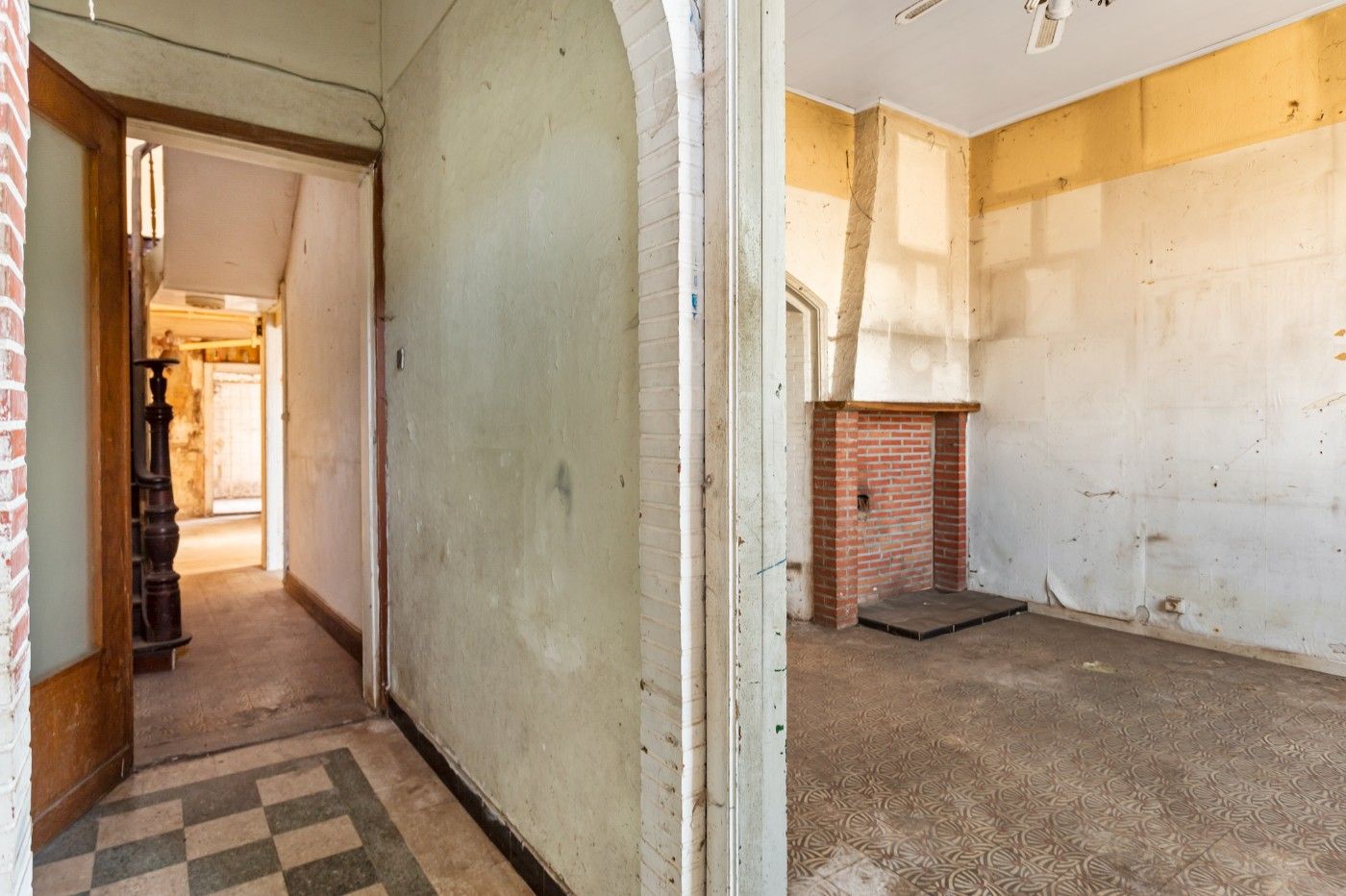 Ruime, volledig te renoveren woning met 4 slpk. en tuin in centrum Stabroek foto 2