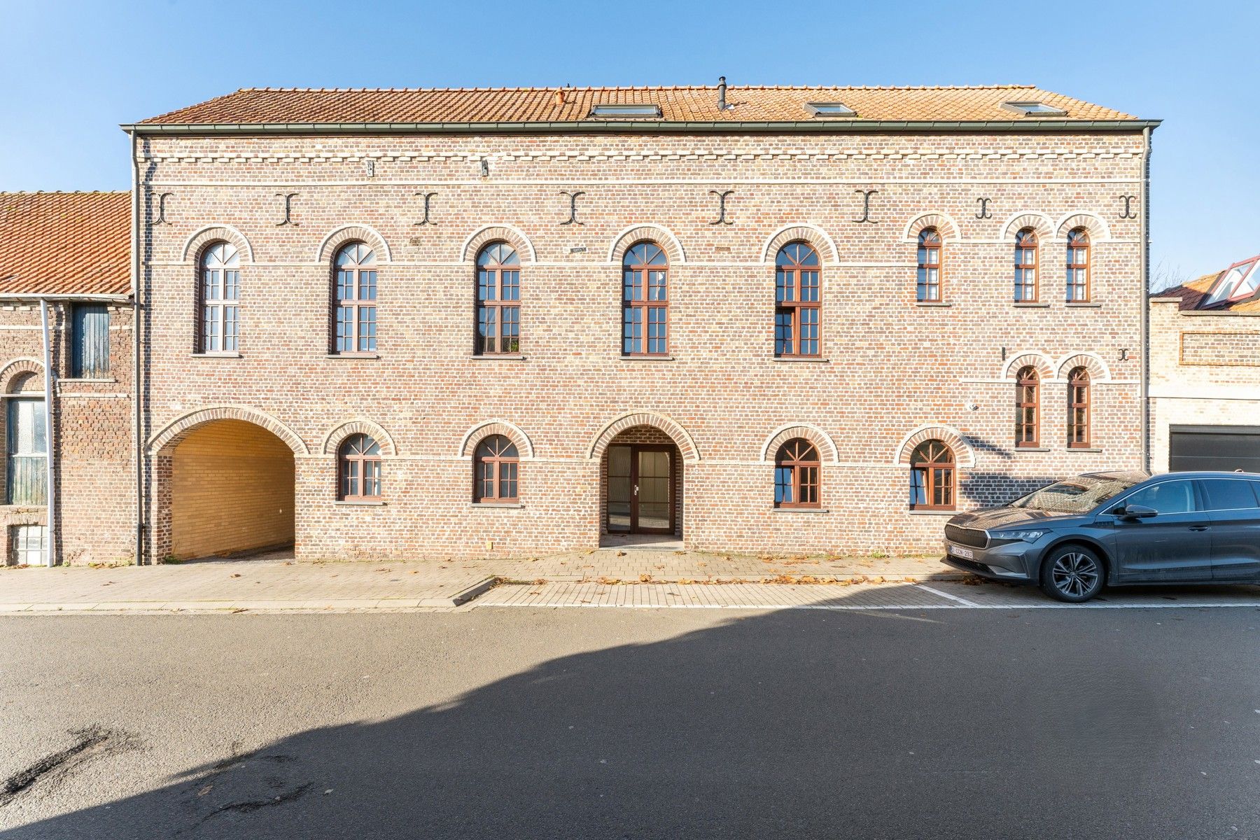 Gelijkvloers appartement geschikt voor kantoor of vrij beroep foto {{pictureIndex}}