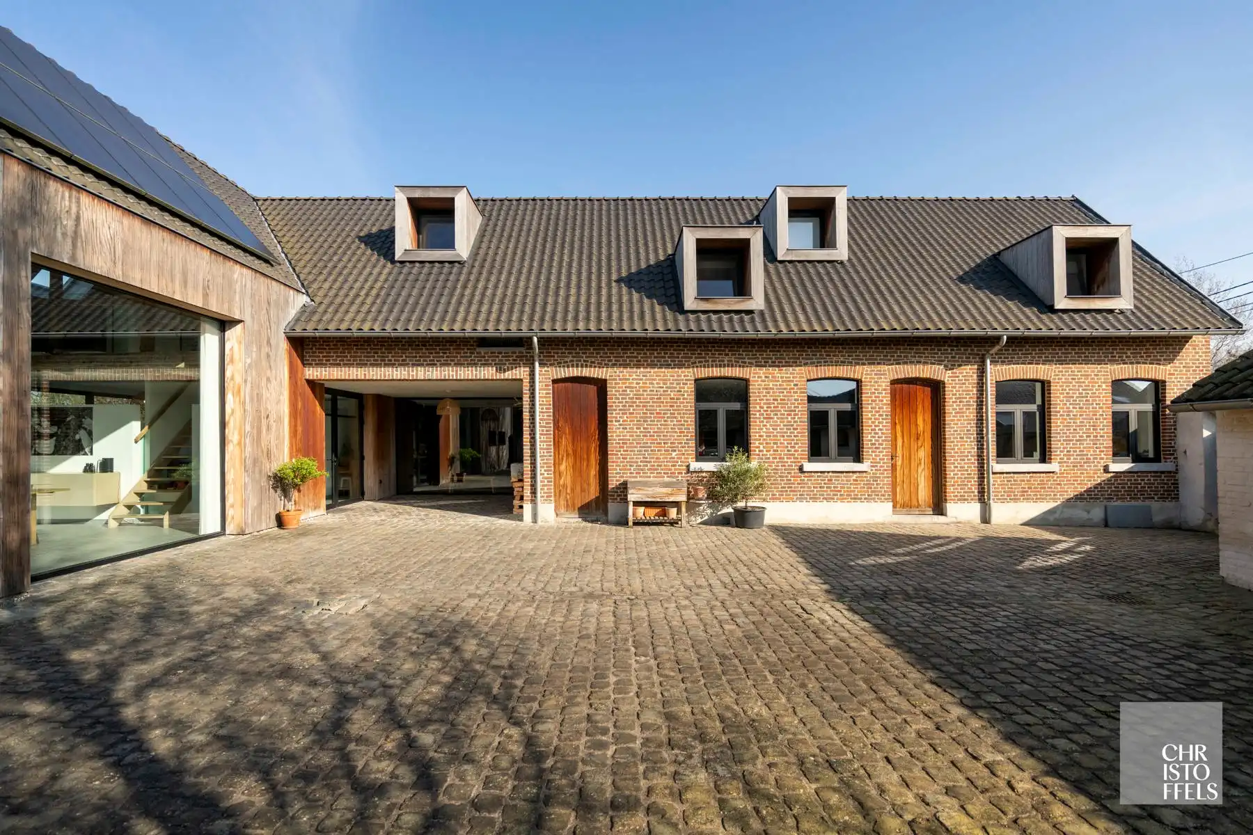 Exclusieve vierkantshoeve met buitenzwembad en vrij uitzicht op perceel van 3.213m² foto 10