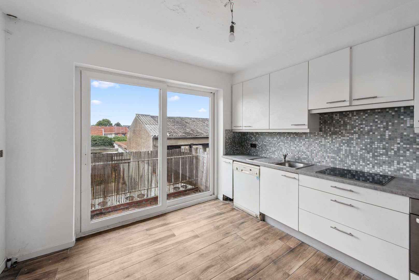 Deels te renoveren bel-étage met ruime garage en potentieel foto 8