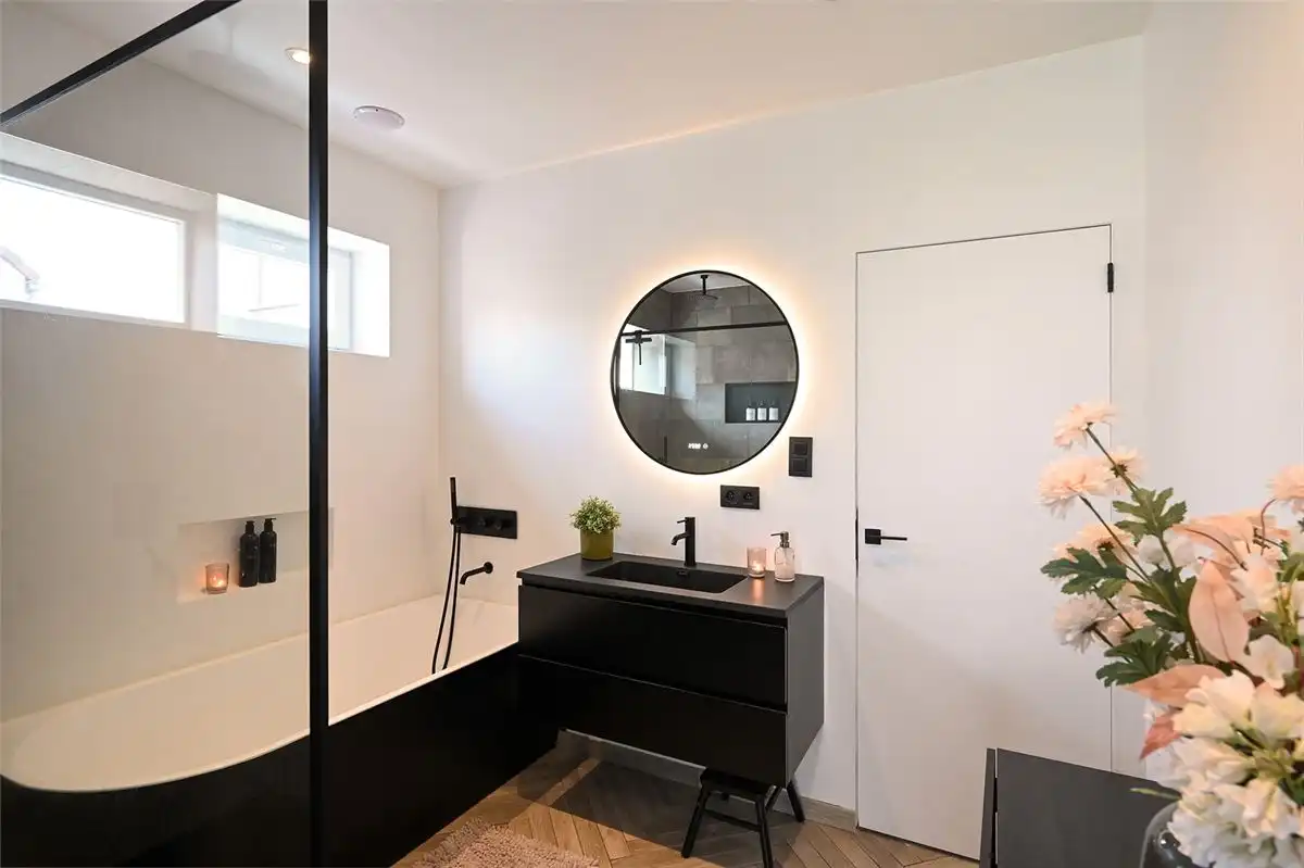 Geheel gerenoveerde woning met leuke tuin en grote garage foto 21