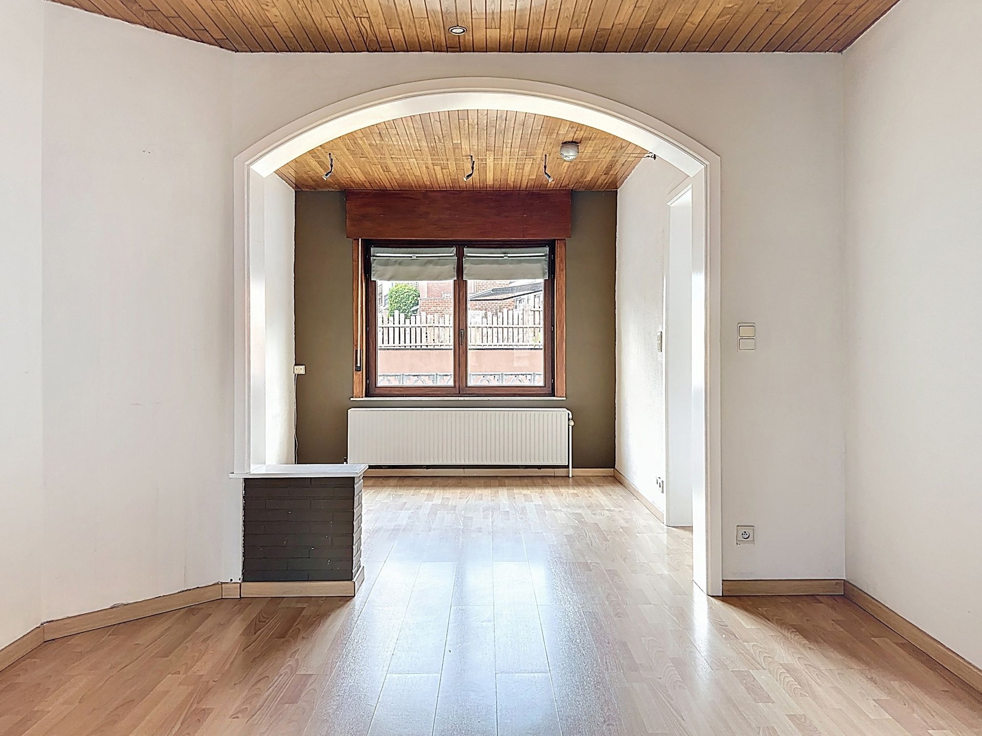Een ruime te renoveren rijwoning van 207m² met zonnig terras foto 6