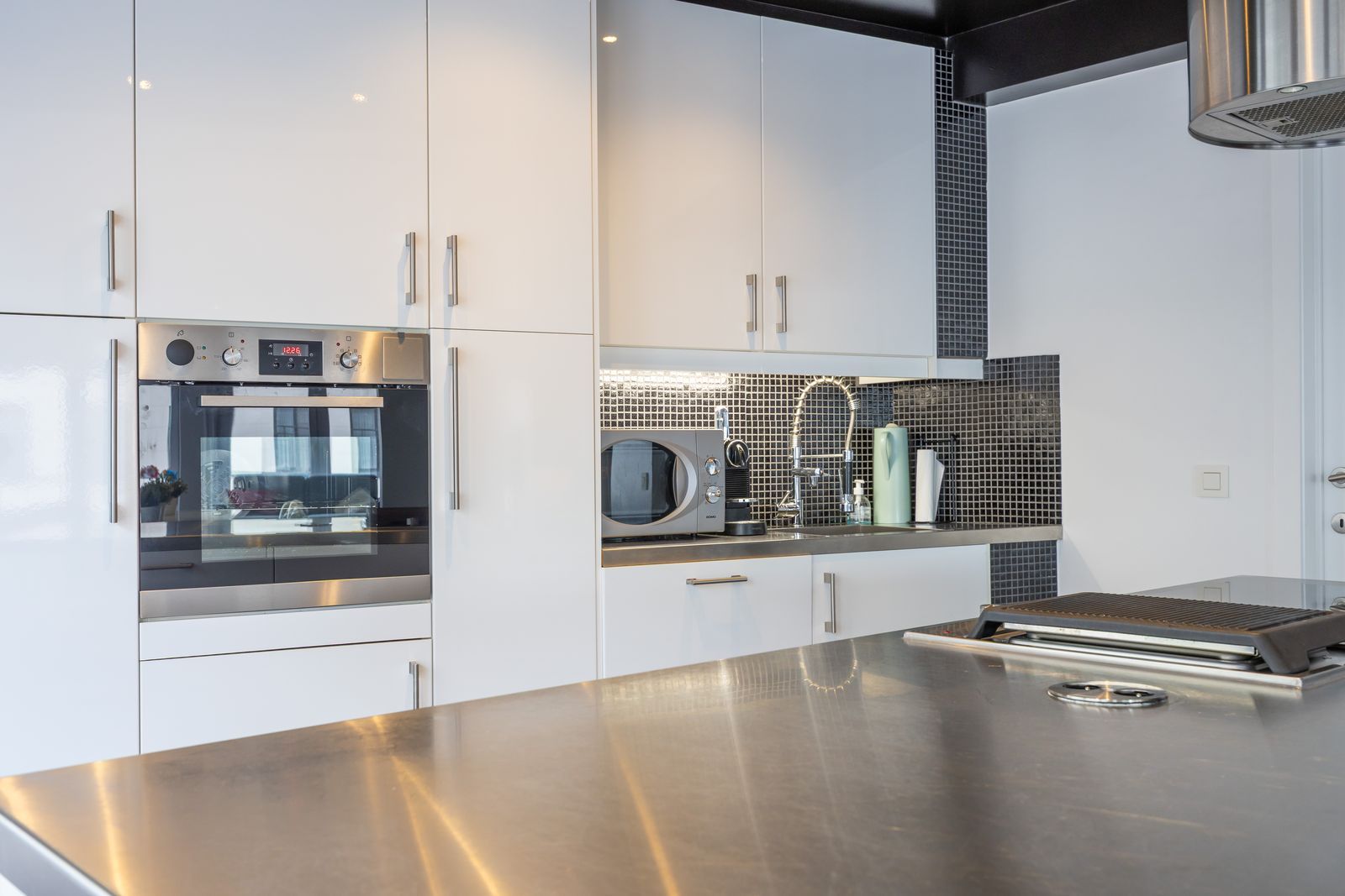 Fenomenaal gerenoveerd hoekappartement met 2 slpk pal aan het strand foto 5