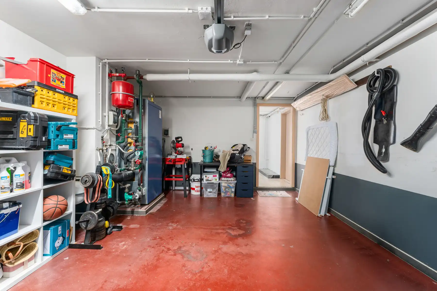 Instapklare woning met garage en tuin foto 17