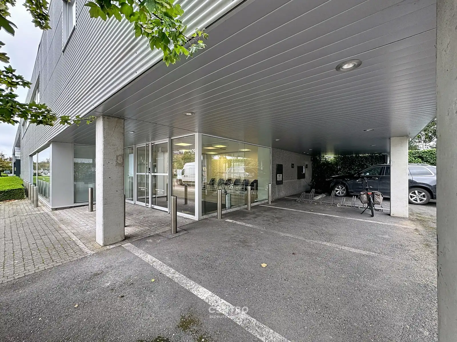 Instapklare KANTOORRUIMTEN (430m²) met 10 private parkeerplaatsen, langs een drukke invalsweg van Brugge! foto 2