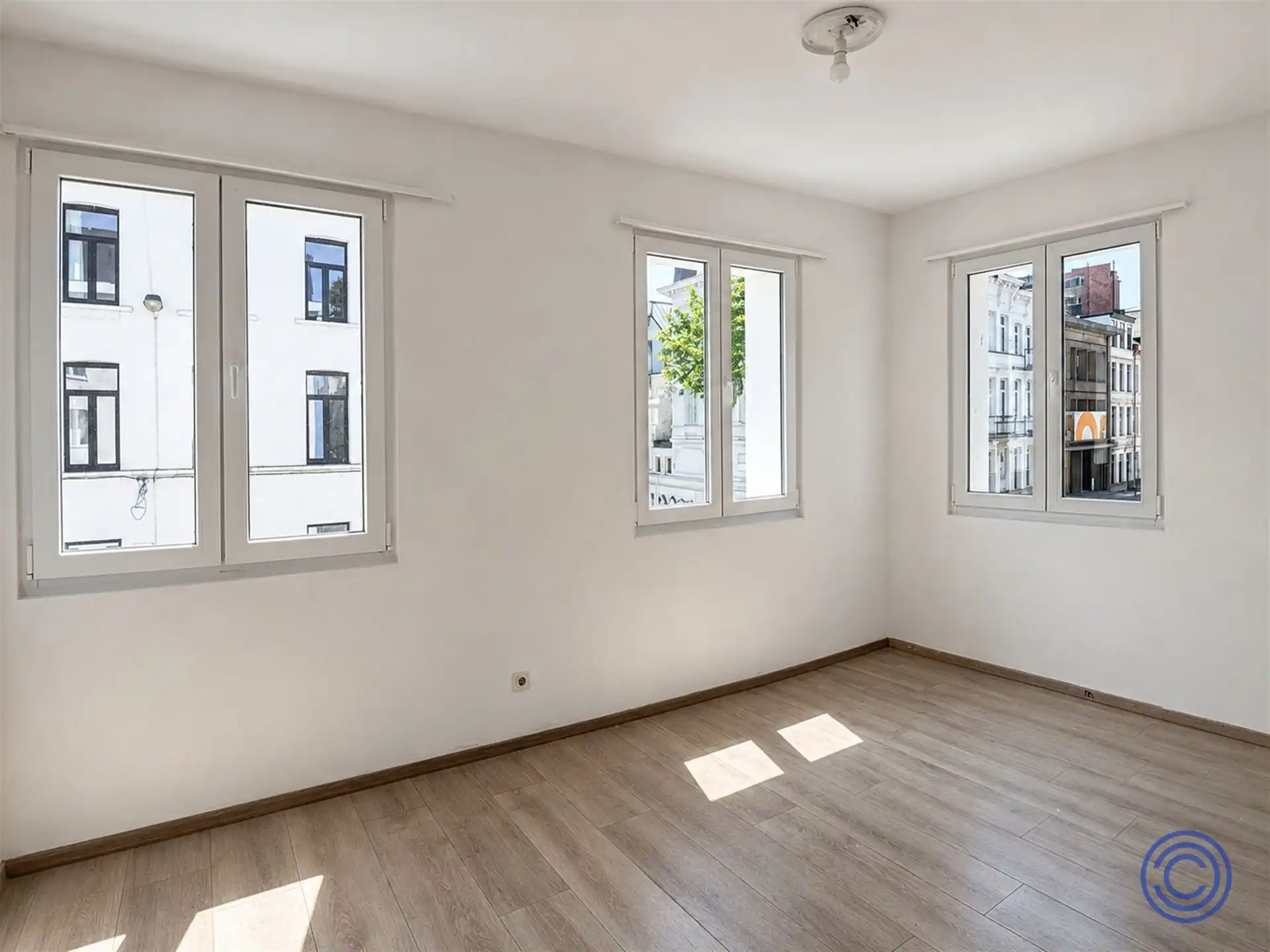 Licht op te frissen 1-slpk appartement in centrum Antwerpen! foto 4