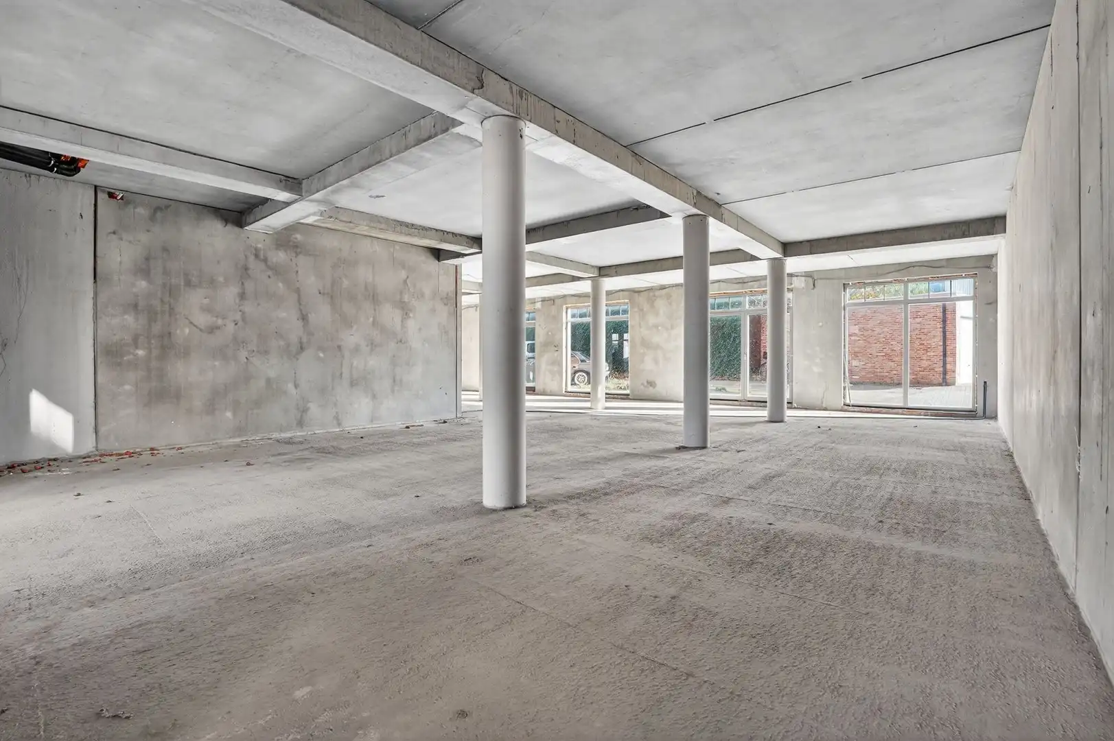 Casco handelsruimte met garage in het centrum van Oostrozebeke! foto 4