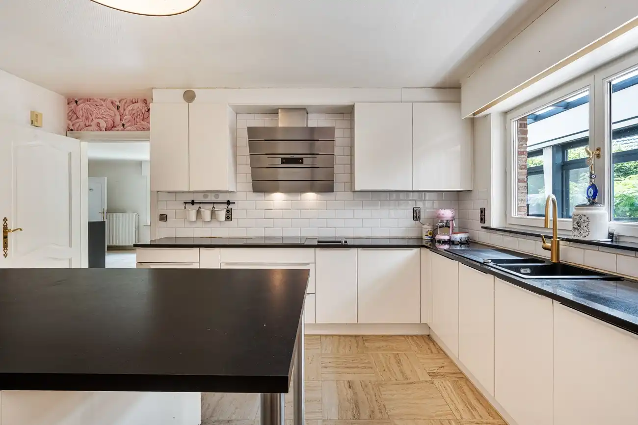Ruime op te frissen gezinswoning met 4 slaapkamers, dubbele garage en zonnige tuin op 1.595 m² foto 4