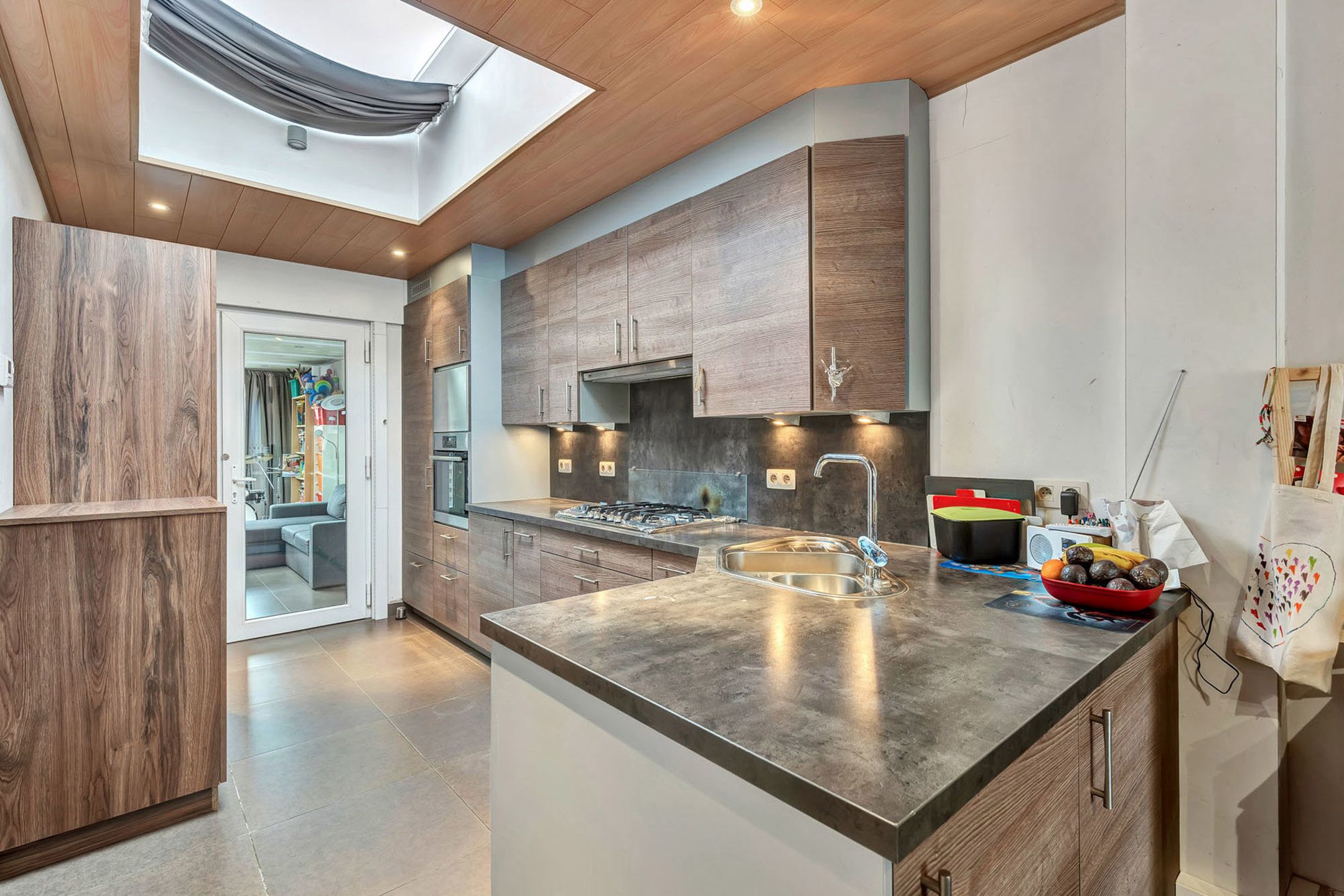 Instapklare gesloten woning met achteruitweg en garage  foto 5