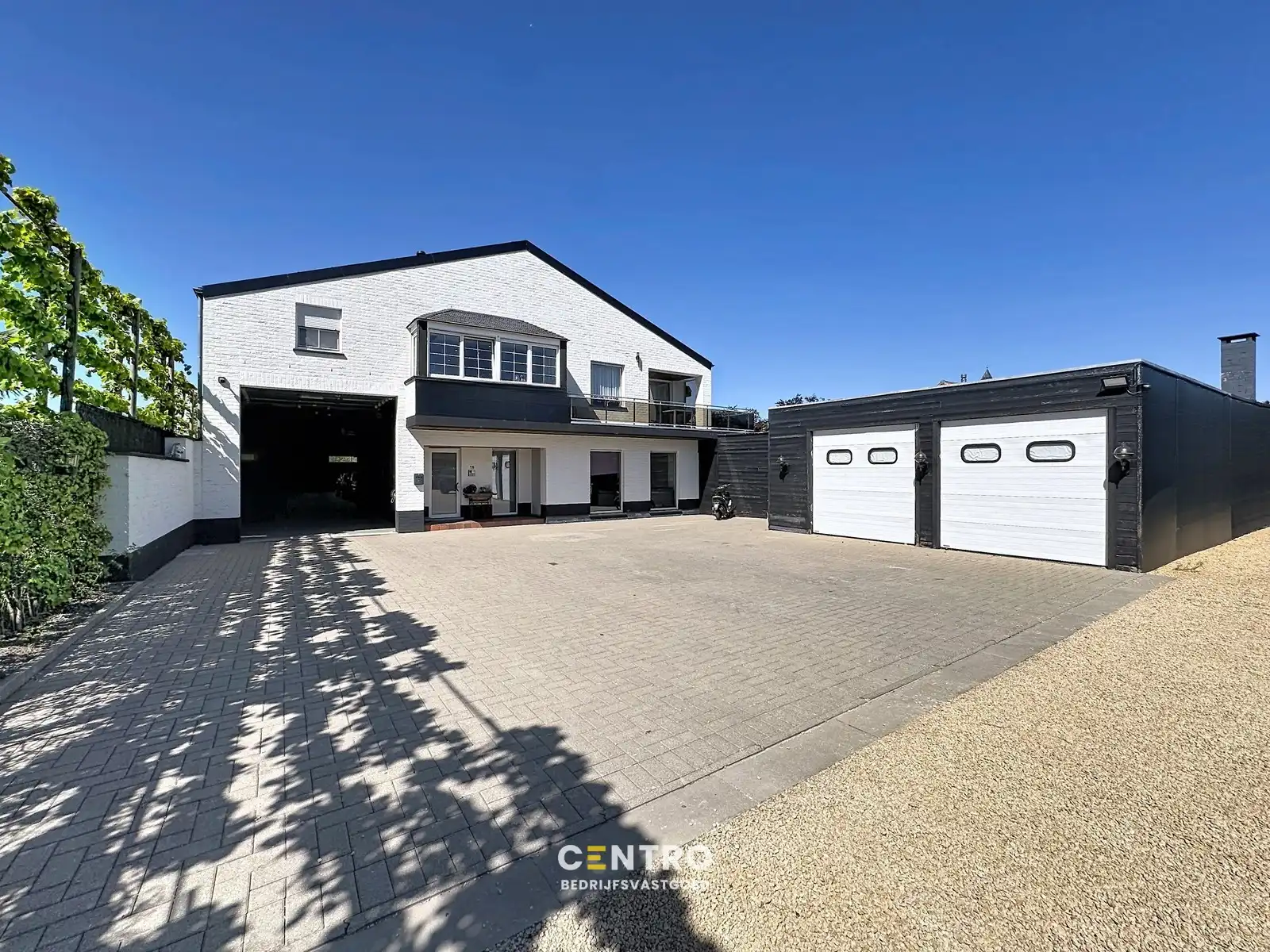 Vernieuwde ruime woning, magazijnen, bijgebouw mét grote parking op zeer strategische locatie (industriegrond) ! foto 12