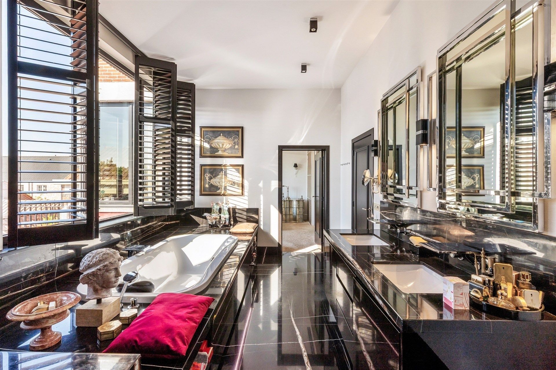 Stijlvolle en hoogwaardig afgewerkte villa met bijgebouw op fantastische locatie op perceel van 1784 m² foto 40