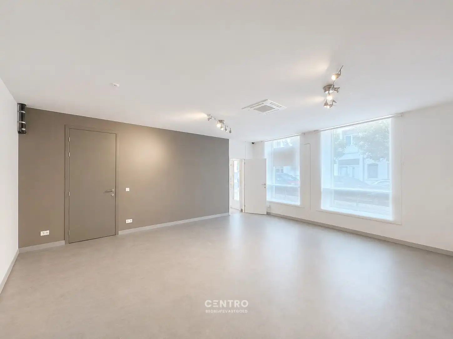 Lichtrijke KANTOOR / PRAKTIJKRUIMTE  ± 50m² te HUUR in het centrum Roeselare. foto 6