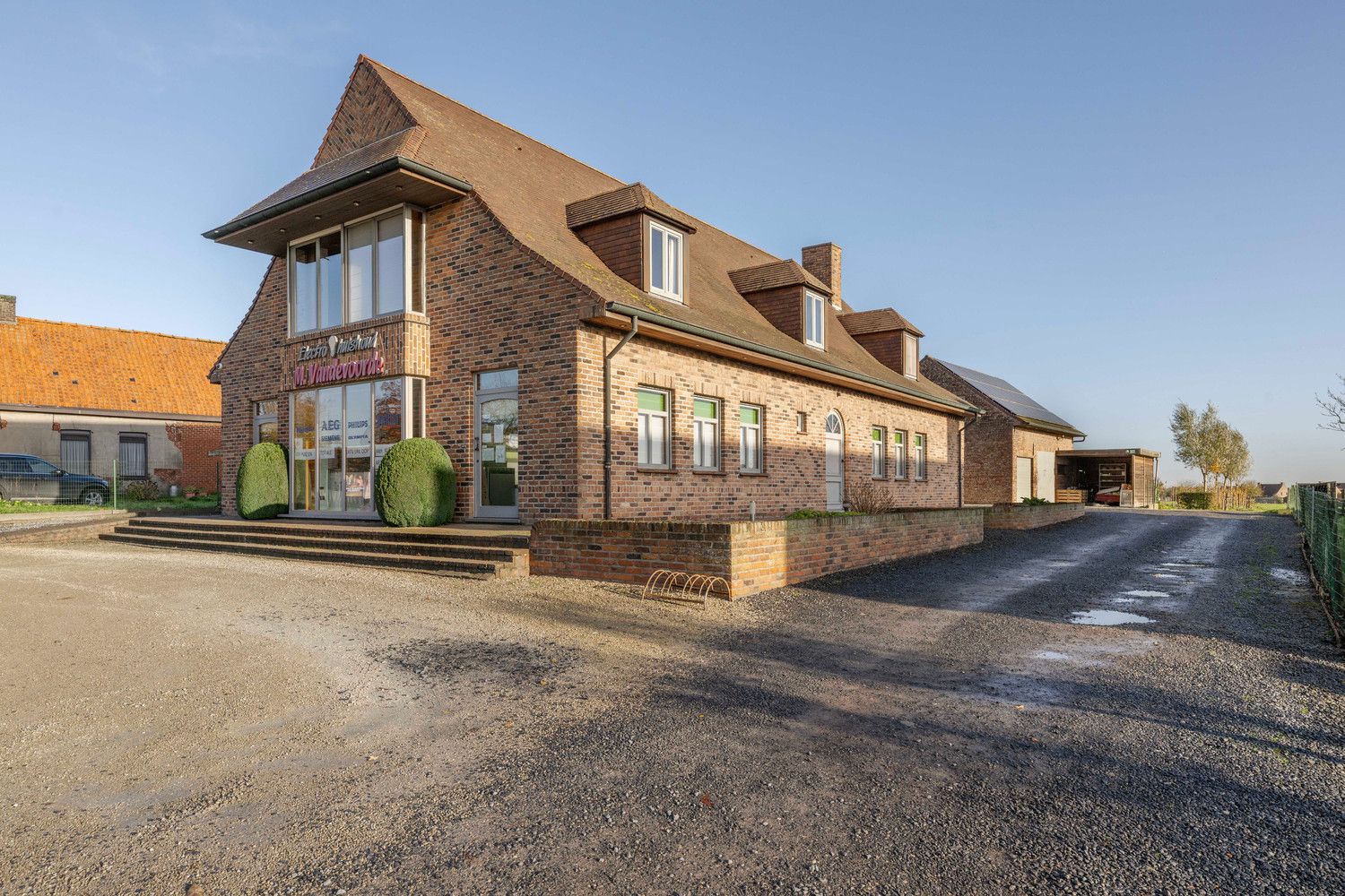 Alleenstaande woning met handelsruimte te Tielt. foto {{pictureIndex}}