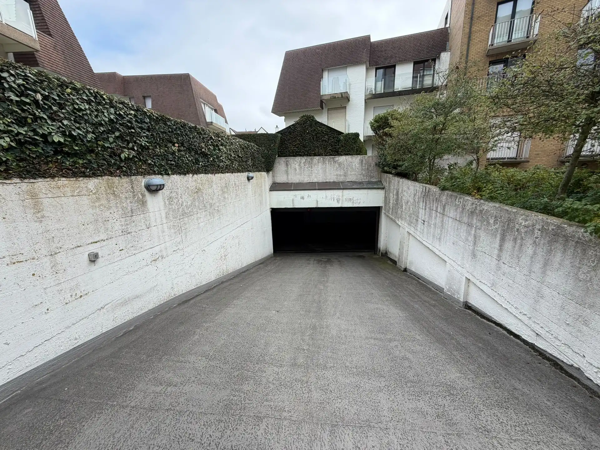 Gesloten garagebox in de omgeving Glacier de la Poste in Duinbergen! foto 4