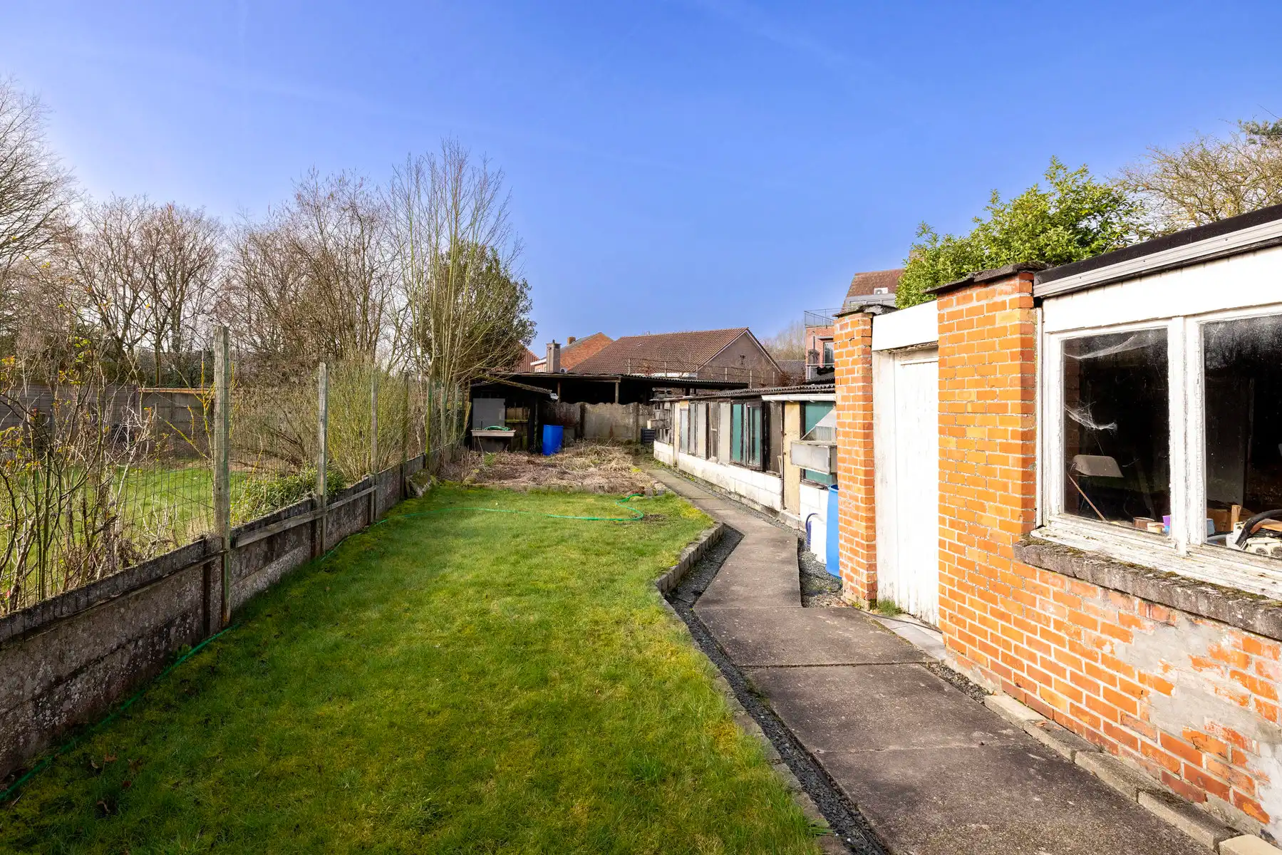 Te renoveren halfopen woning met 3 slp, garage en tuin. foto 4