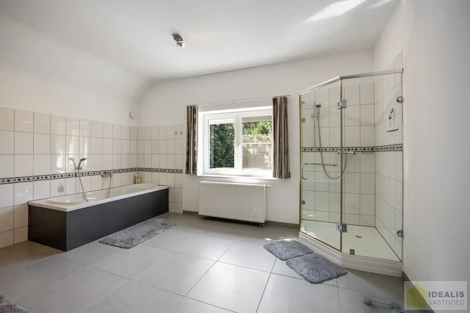 ZEER RUIM OPGEZETTE (481m²!) EN KNAP AFGEWERKTE EENGEZINSWONING OP RUSTIGE LOCATIE MET MAAR LIEFST 8!! SLAAPKAMERS foto 27