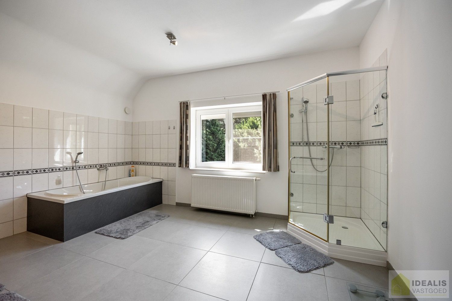 ZEER RUIM OPGEZETTE (360m²!) EN KNAP AFGEWERKTE EENGEZINSWONING OP RUSTIGE LOCATIE MET MAAR LIEFST 8!! SLAAPKAMERS foto 27