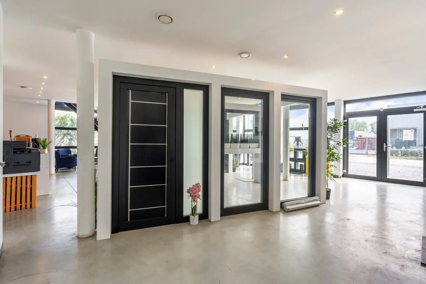 Bedrijfsgebouw met toonzaal, kantoren, magazijn en woonst - groot 700m²  foto 7