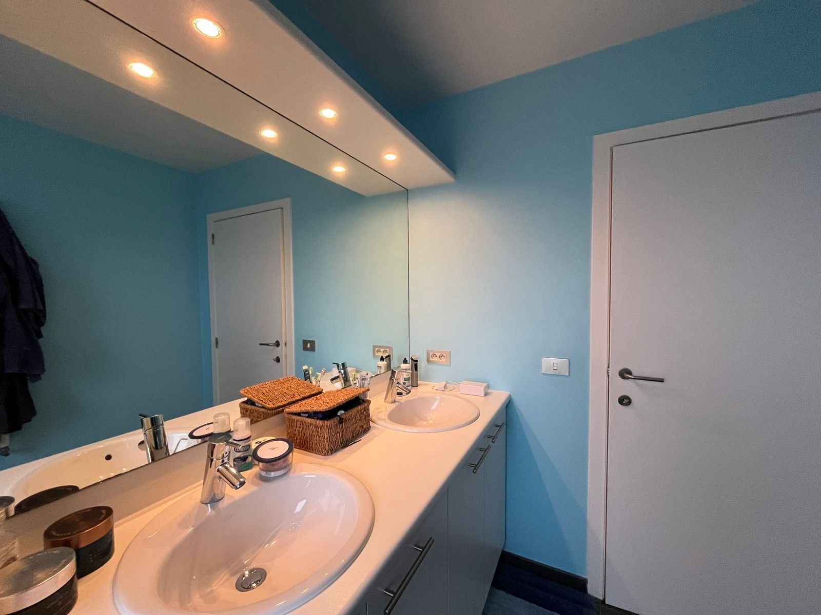 Lichtrijk appartement met 2 slaapkamers en terras – 1ste verdieping | EPC A foto 4