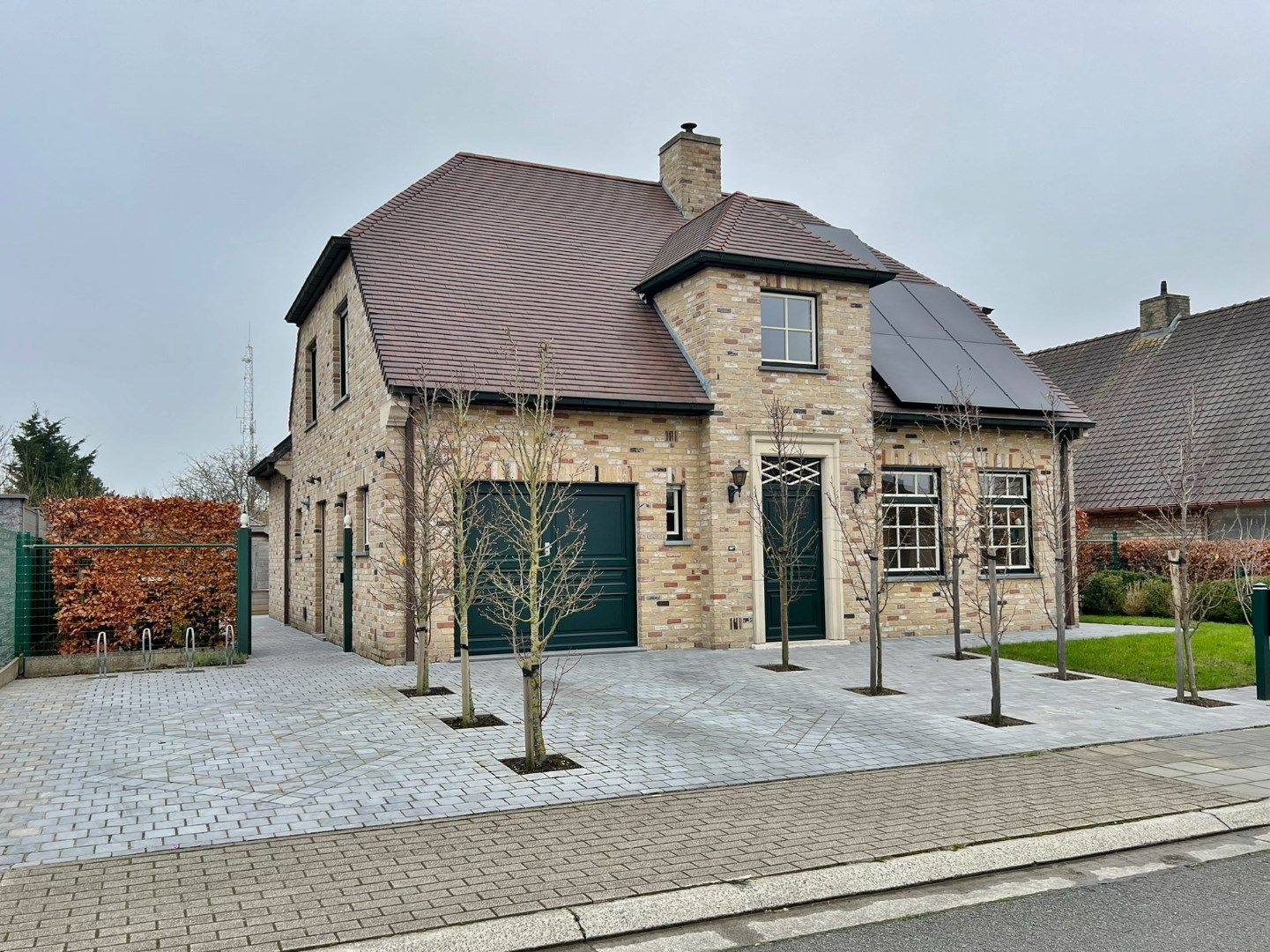 Perfect onderhouden villa met garage, zonnige tuin en bijhuis met sauna.  foto {{pictureIndex}}