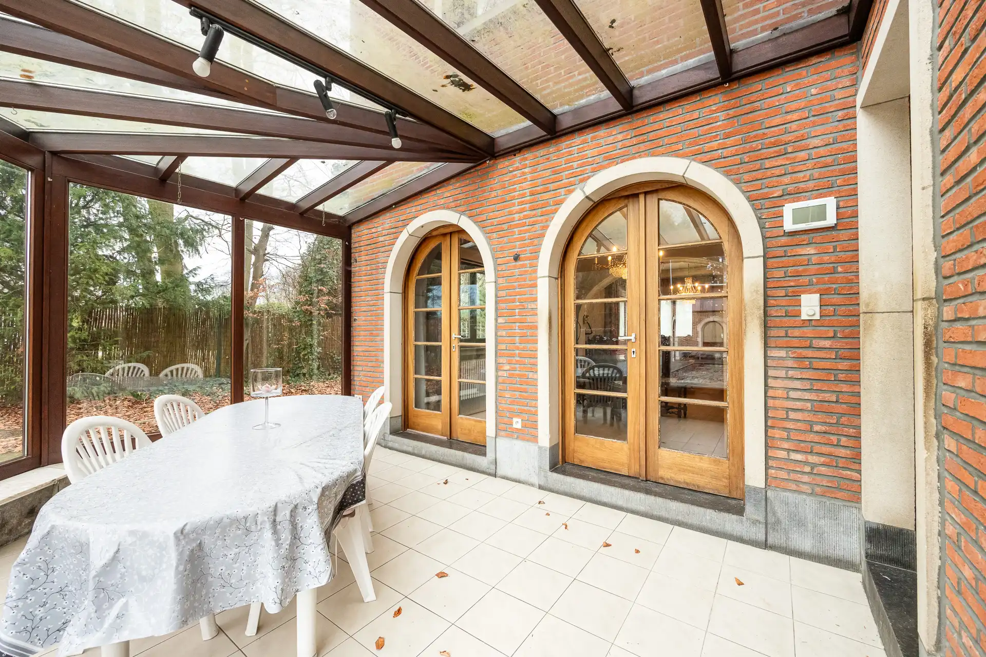 Ruime villa met garage en zwembad + bouwgrond + 2 magazijnen foto 42