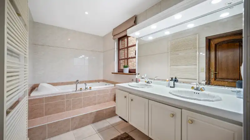 Ruime villa van 336m² op 1 hectare 45 are met vijver foto 22