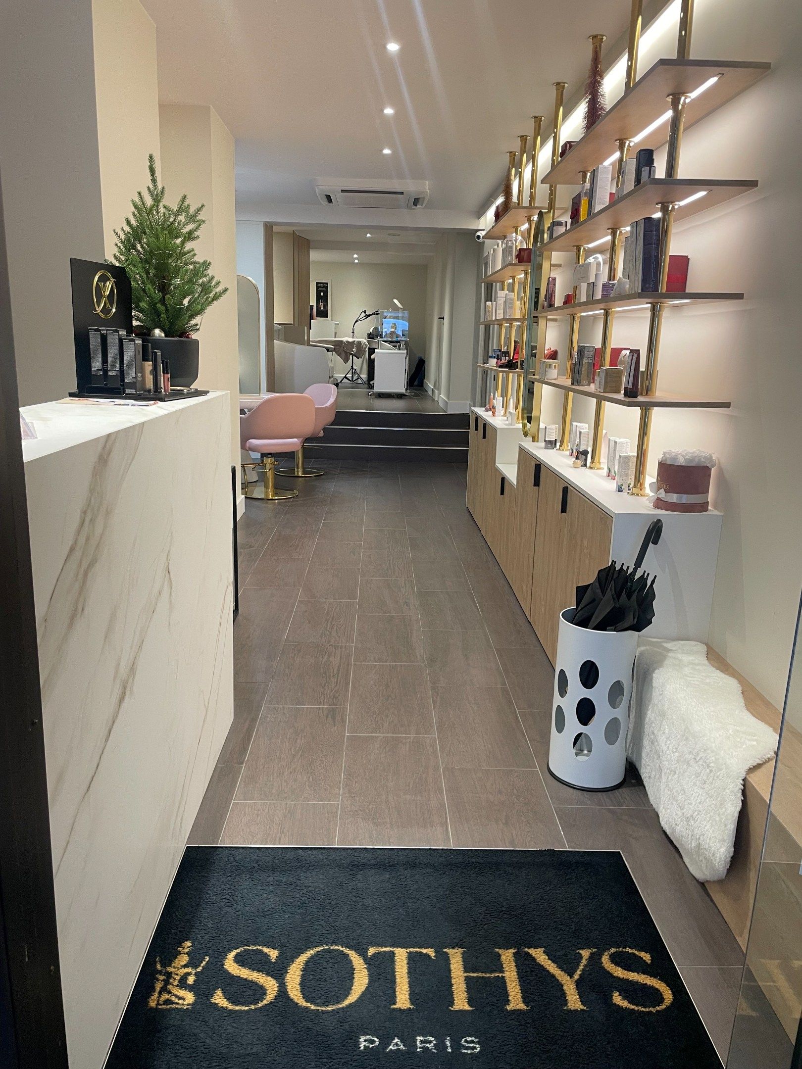 Goed gelegen handelsgelijkvloers gelegen op de Lippenslaan vlakbij het Van Bunnenplein   foto 8