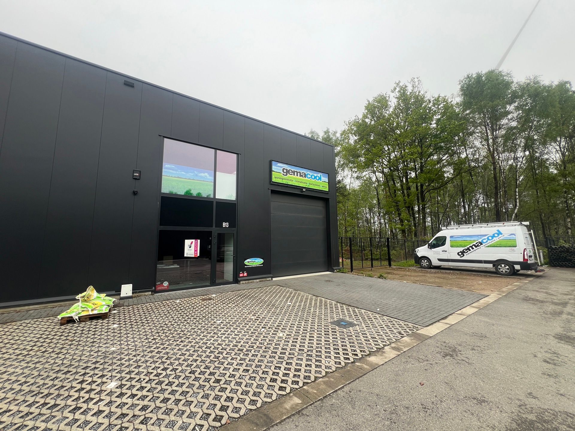 Nieuwbouw kmo-unit (220m²) met buitenterrein foto {{pictureIndex}}