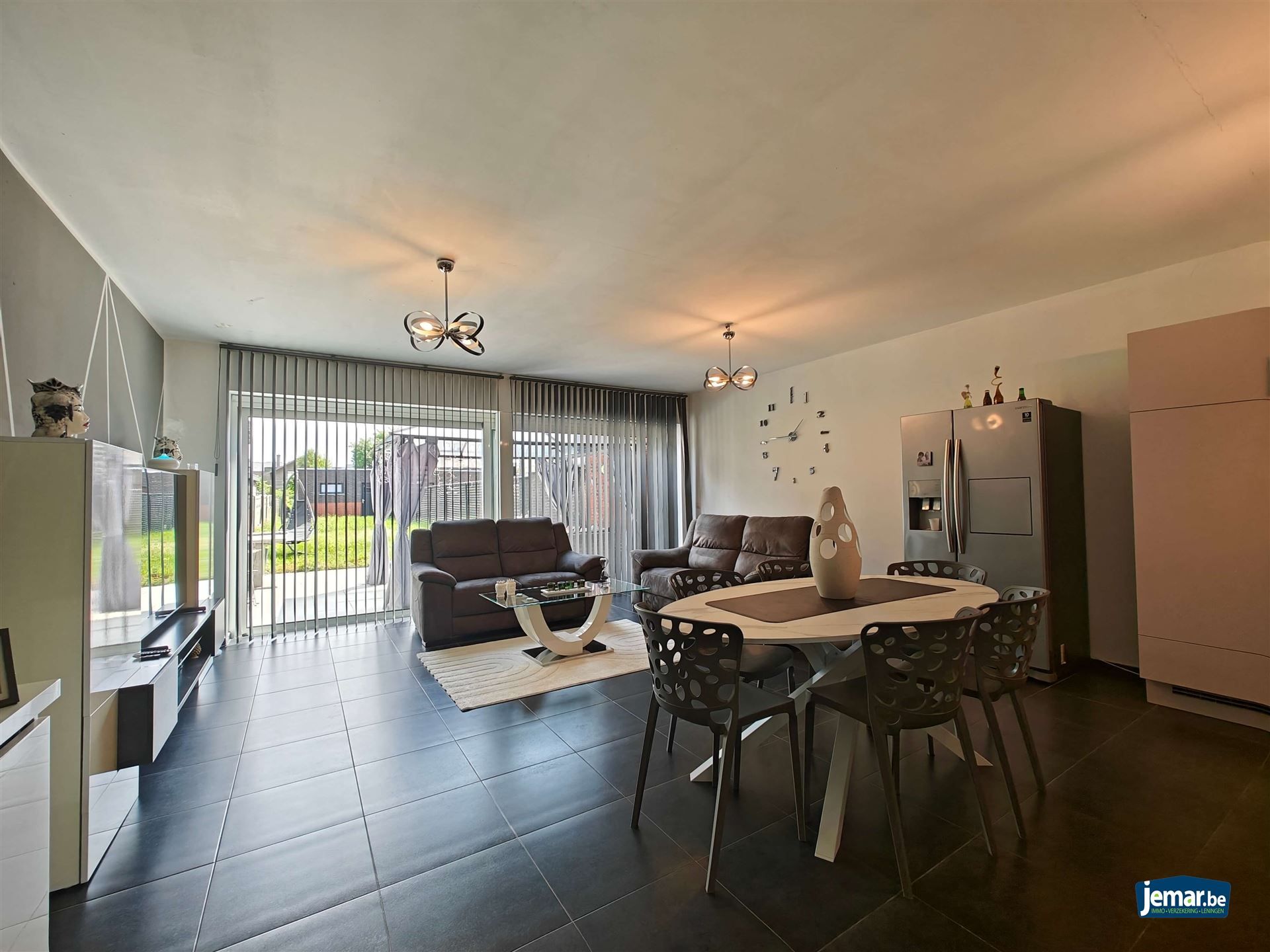 Woning met 5 slaapkamers, 2 badkamers en een grote garage foto 5