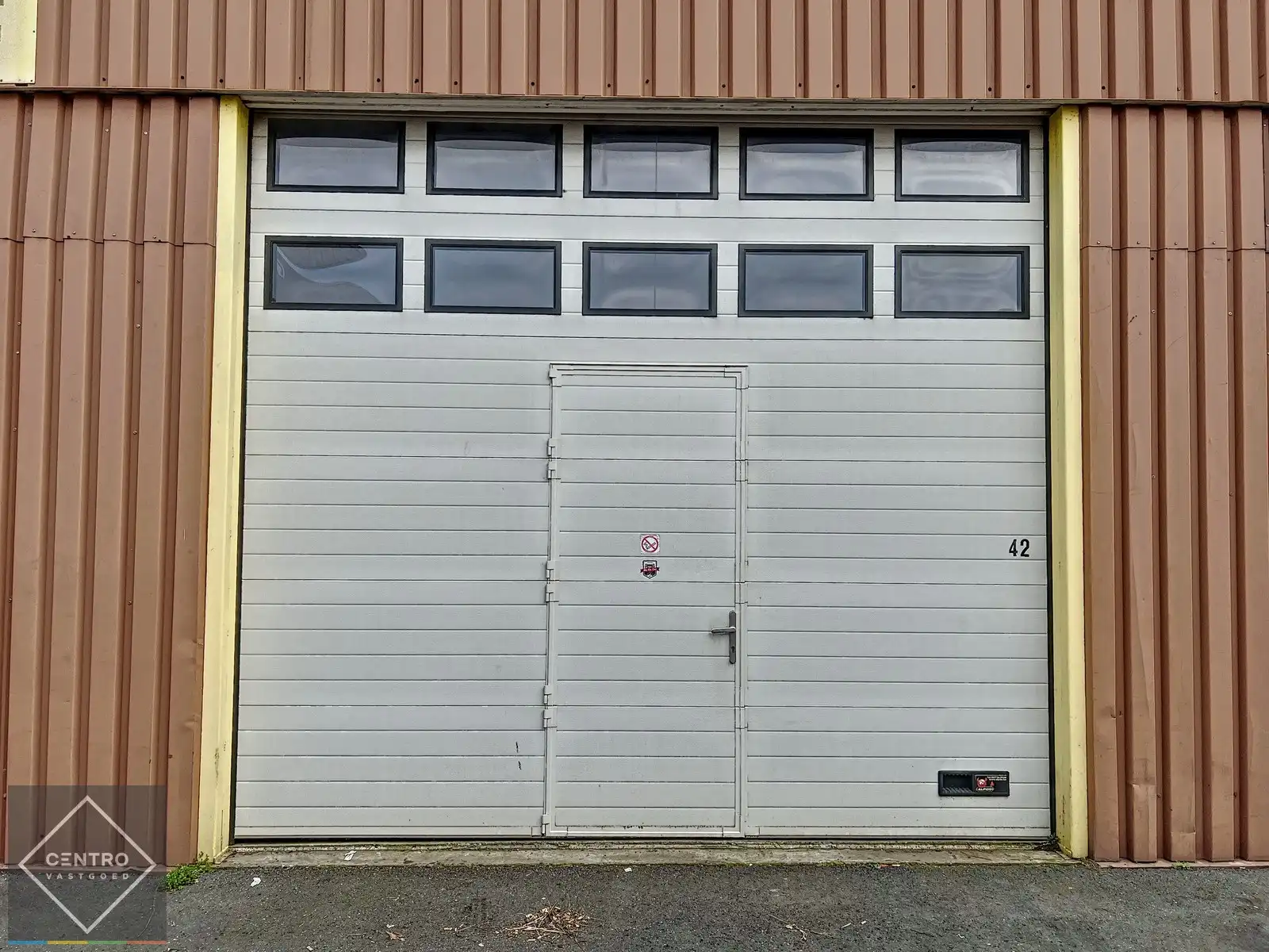 Goed gelegen LOODS (ca.120 m2) met elektrische sectionaalpoort te RUMBEKE. foto 8