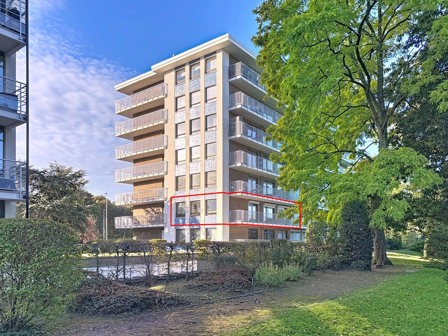 Appartement met groot terras en zicht op het groen op 1.3 km van het Dampoort station foto {{pictureIndex}}